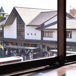 Kamakura Ichiichi Nikyu - 窓際の席からは鎌倉駅を一望できます