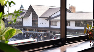 Kamakura Ichiichi Nikyu - 窓際の席からは鎌倉駅を一望できます