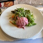 ロシア料理 チャイカ - ピンク色がポテサラ