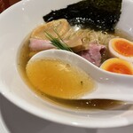 酒肴場 屯 - しっかりした煮干しの旨みをキリッとした白醤油でまとめ、ピリリと刺激的な山椒で仕上げた逸杯