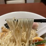 酒肴場 屯 - するりとしなやかな全粒粉入り麺の食感も抜群