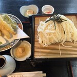 やまぶき亭 - 画像だとわかりにくいですが、大盛り温麺は二段重仕様。