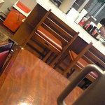 おおむら亭 - 店内はカウンターとテーブル席。幼児用の椅子も有る。