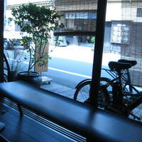 旬亭 なか川 - 店内から外を眺める