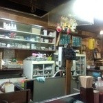 みたかや酒場 - 雑多な店内