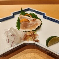 焼鳥 鐡 - 宮崎産、こだわり養鶏家の歯ごたえある鶏のたたき。ミョウガとスライスオニオン、スダチを絞って。九州の甘めのお醤油で。