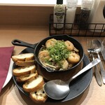 Wine&Bistro barchetta - 海老と九条ネギのアヒージョ～バケット添え～。
