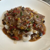 家寶 跳龍門 - 和牛入り焼きフォー(黒豆ソース)  牛肉たっぷりで焦げ感のある味わいが美味しい 黒豆の味わいはそれほど強くなくクセ無く美味しい 家寶 跳龍門 - 和牛入り焼きフォー(黒豆ソース)  牛肉たっぷりで焦げ感のある味わいが美味しい 黒豆の味わいはそれほど強くなくクセ無く美味しい
