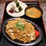 Ee yan - 釜揚げ麺 ソース焼きそば(1,000円)
                      麺大盛り(+200円)
                      俵おにぎり3個･お味噌汁付き