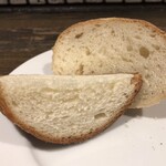 トラットリア クアルト - ランチについてくるパン