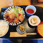 Wakasa Shouyu Katsudon To Tonjiru Gensemmi Kaku Umamonya - 鶏唐揚げとハムカツ定食_¥1,100