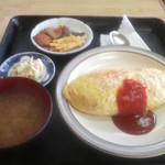 あほだら亭 - 土曜日限定かな？4番オムライスと味噌汁550円。