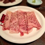 焼肉べこ六 - ◎上ロース\1,280サシもシッカリ入っておりキレイです サッと炙って頂くと、甘みと旨味がタップリです