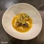 カーサ・デル・チーボ - 鱶鰭と蝦夷鮑と帆立貝柱をリピエノにしたトルテッリのインブロード