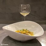 カーサ・デル・チーボ - La Chablisienne Chablis 1er Cru Vaillonsと鱶鰭と蝦夷鮑と帆立貝柱をリピエノにしたトルテッリのインブロード