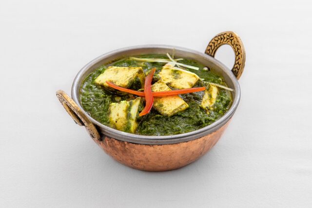 パラック・パニール (ほうれん草とインドチーズのカレー) インドチーズとほうれん草のカレー