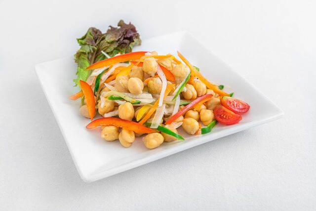 玉ねぎと茹でたインド豆のサラダ