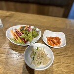 Sumibiyakiniku Kankokuryouri Korabo - 副菜はサラダ・キムチ・もやしナムル