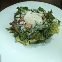 TRATTORIA CREATTA - 11種の葉野菜のサラダとポーチドエッグ