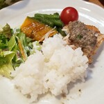 キッチン ブルー グローブ - ご飯、サラダを添えて