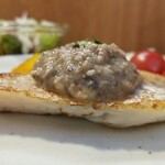 キッチン ブルー グローブ - 刻み茸とじゃが芋のムースソースはたっぷり！