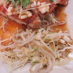 となりの食堂 - タレはやや酸の強いモノ　茹でモヤシと千切りキャベツの上に乗る