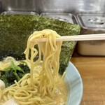 Yokohama Ie Keira-Men Konshinya - 麺のアップ