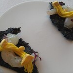 サンス・エ・サヴール - イカ墨のチップスの上にボタン海老