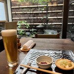 室町砂場 - 中庭を眺め、冷えた生ビールを飲む！最高！