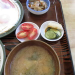 稲荷家 - 小鉢・トマト・糠漬け・味噌汁