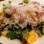 ラ･マンチーナ - いろいろ野菜の生ハムチーズがけサラダ