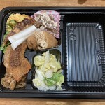 カメイノ食堂 - 冷やし中華の具の袋が右に入っていました。冷蔵庫で冷やしています。