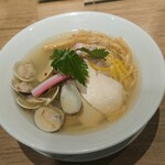 むぎとオリーブ - 蛤SOBA塩 税込1100円全景。歯応えのある麺は蛤と鶏肉の柔らかさと相性良し。