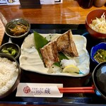 Robatayaki Oosakano Sakura - ブリのカマ焼き定食650円　味噌汁ご飯はおかわり可能。凄いです。