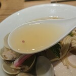 むぎとオリーブ - 透き通った蛤SOBAスープは優しい味。飲み干しても罪悪感なし。