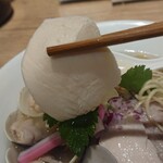 むぎとオリーブ - 蛤SOBAにも入ってる鶏肉はあっさり味。トッピングの柚子があっさりスープのアクセント。