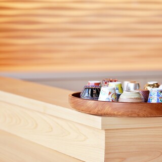 鮨を引き立てる日本酒が勢揃い。お好みのお猪口で愉しんで