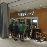 むぎとオリーブ - 12時頃の様子。行列伸びて20人弱へ。