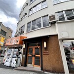 桜堂 - 新桜川ビル　お洒落なビルエントランスの隣にコテコテの店♡