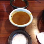 矢田かつ - ソース2種類、塩。
