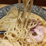 鴨と蟹 中華そば 燈 - 麺の感じ