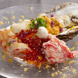奢华的时令海鲜和时令蔬菜。日式与西式交织的多种单点菜肴