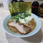 麺家むら田 - 豚骨醤油らーめんのポートレート。