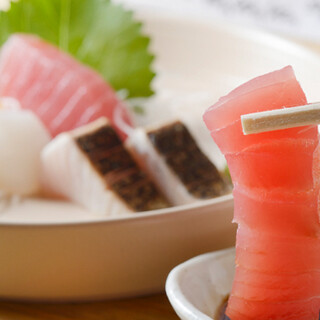 Our proud dishes include daily sashimi and plump fried horse mackerel.