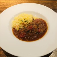 シャンパン食堂 - 牛すじ肉のビール煮込み、サフランライス添え