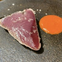 HAGI - 日戻り鰹の薪焼き 発酵ピーマンのソース