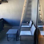 別邸KURO - ベランダには、まず手前に椅子が