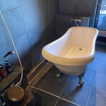 別邸KURO - 浴室。ただ、掛け流しの温泉は、ドアを開けた外にあるので、この大きなバスタブは、やや無意味に配置されている感あり