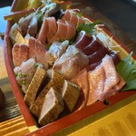 別邸KURO - 食べログなので、いきなり夕食に飛ぶが、まずは豪奢な舟盛りに驚く。た、食べ切れない...‼️