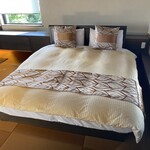 別邸KURO - ベッドはやはりシングルの方がゆったり眠れるのでしょうか？久しぶりのダブルでした。予約の時点から、分かってはいましたが。